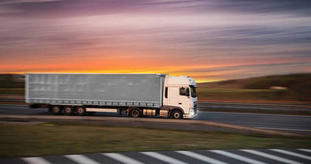 卡車集裝箱 道路貨物運輸?shù)暮诵妮d體